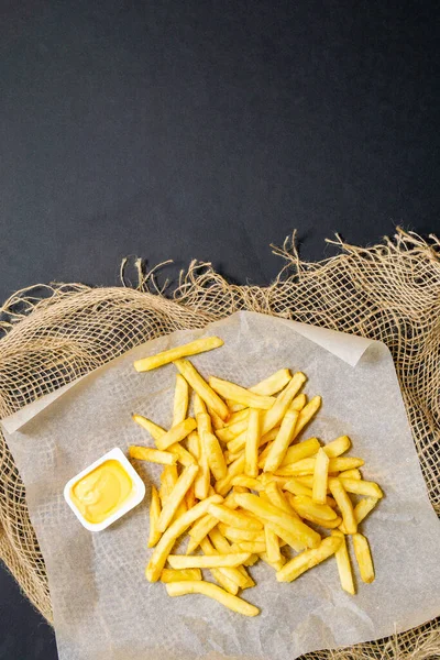 Papas Fritas Sobre Fondo Negro Con Salsa Queso — Foto de Stock