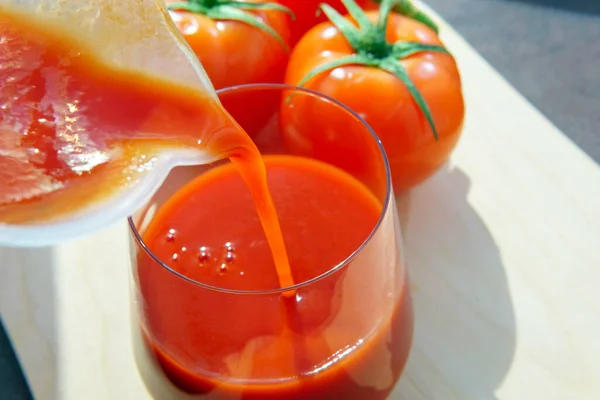 Tomates Frescos Vierte Vaso Lleno Jugo Tomate Producto Sano Sano — Foto de Stock