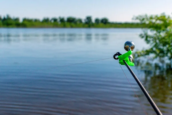 夏の釣り 釣り竿 釣り竿 漁師が魚を捕るために用いる長く柔軟な棒である — ストック写真