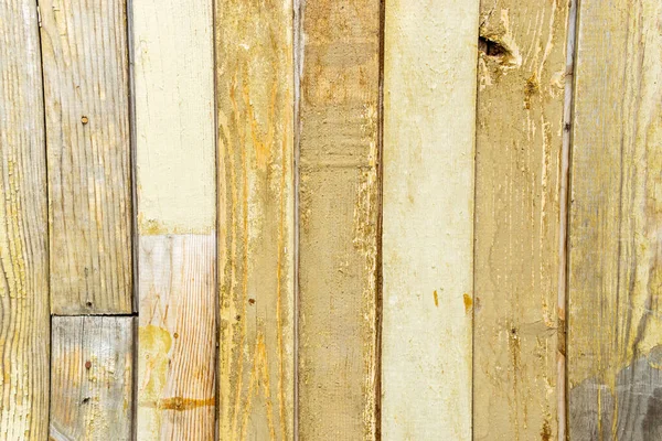 古老的复古纹理木制黄色栅栏旧油漆与钉子 — 图库照片