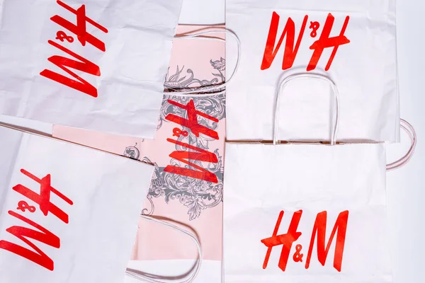Tyumen ロシア 2020年8月1日 HとMのロゴが白いパッケージトップビューに表示されます Hennes Mauritz Abはスウェーデンの多国籍小売衣料品会社です — ストック写真
