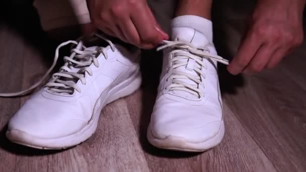 Cara, Thing Shoelaces Close Up. Sapatilhas brancas. foco seletivo — Vídeo de Stock