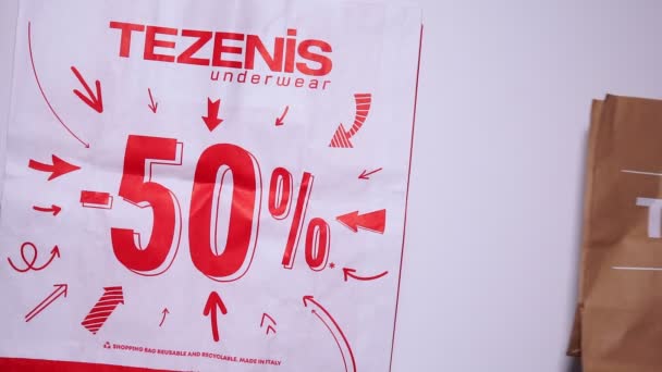 Tyumen, Rusia-01 de agosto de 2020: bolsas de compras, vista superior. Tezenis logo es una marca de moda italiana que produce ropa interior, calcetines y trajes para mujeres, hombres y niños.. — Vídeos de Stock