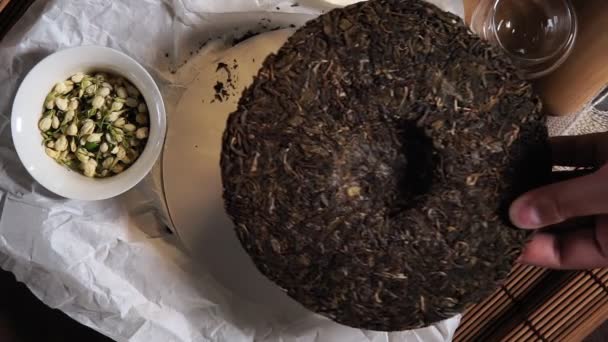 Shen puerh chinez ceai fermentat pe fundal de hârtie papirus. Privire de sus . — Videoclip de stoc