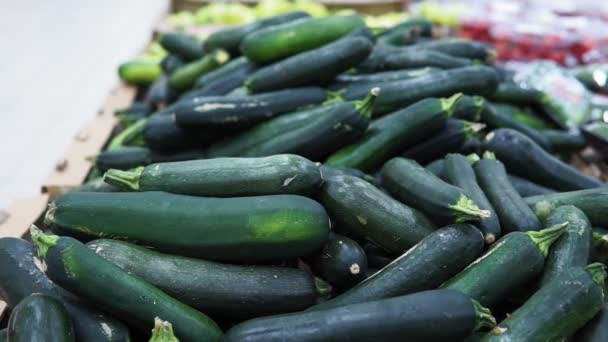 Calabacín verde en los estantes de un hipermercado — Vídeos de Stock