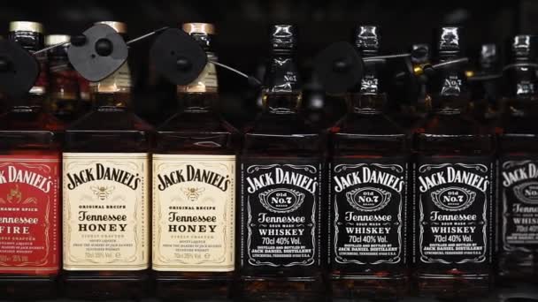 Tyumen, Russia-July 12, 2020: Jack Daniels, ett märke av den mest sålda amerikanska whiskyn i världen, producerad av Jack Daniel Distillery — Stockvideo