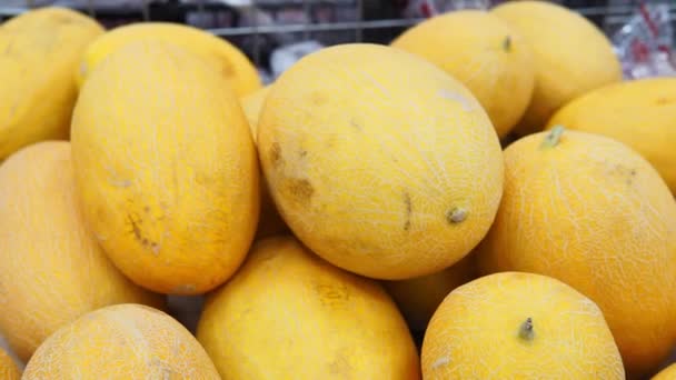 Melon na półce w supermarkecie. Letnie owoce. Świeże organiczne owoce melona na sprzedaż w sklepie spożywczym. — Wideo stockowe