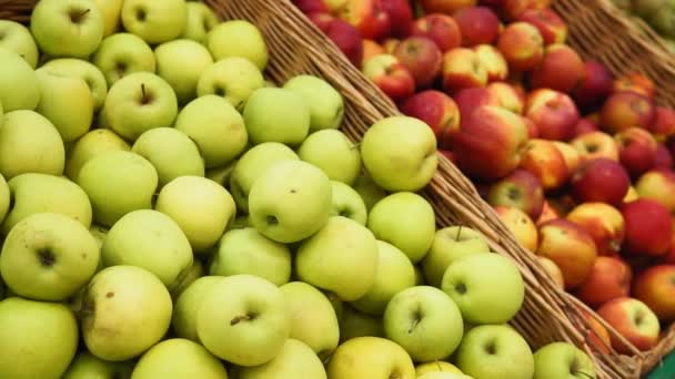 Červená a zelená zralá jablka. Zralé jabloňové plody, detailní záběr. Sklizeň jablek, hromada ovoce na polici v obchodě. — Stock video