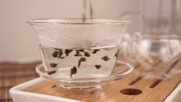 Zielona herbata jest wylewana z czajnika. Zbliżenie, ceremonia herbaty — Wideo stockowe
