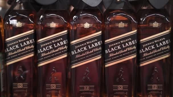 Tyumen, Rusia-06 de julio de 2020: Johnnie Walker es una marca de whisky escocés propiedad de Diageo que se originó en Kilmarnock — Vídeos de Stock