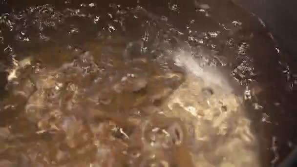 Фузілі макарони крупним планом в киплячій воді для приготування макаронних виробів. вибірковий фокус — стокове відео