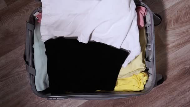 包装手提箱行李，包括口罩和清洁剂，以保护眼镜蛇-19 。. — 图库视频影像