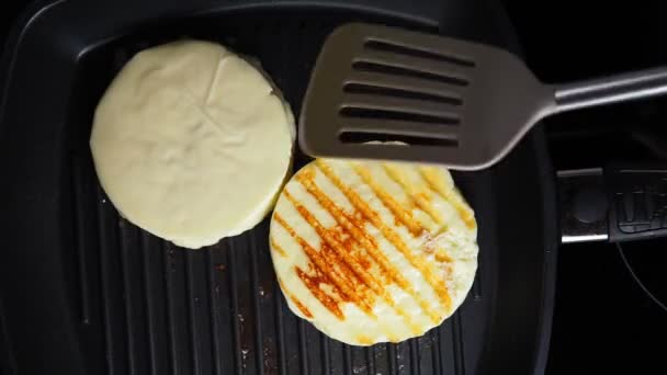 Tavada ızgara Halloumi peyniri. ızgara peynirleri pişirmek. — Stok video