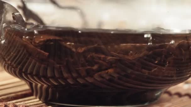 Černý Puer čaj ve skleněné nádobě zblízka vařené, makro — Stock video