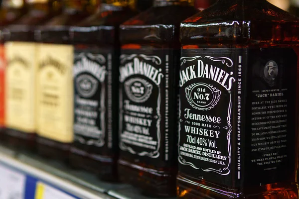 Tyumen Rusya Temmuz 2020 Rafta Jack Daniels Viskisi Dünyada Çok — Stok fotoğraf