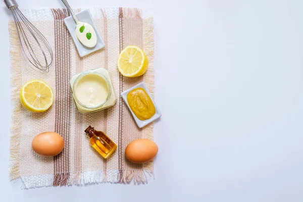 自制酱油蛋黄酱和配料鸡蛋 柠檬橄榄油白底 顶部视图 — 图库照片