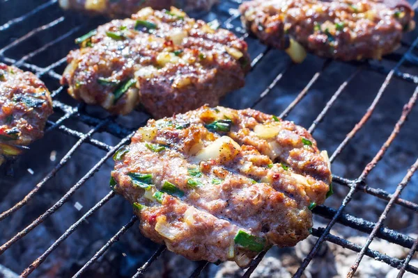 Burger Patties Cuisson Sur Barbecue Barbecue Fumeur Cuire Viande Sur — Photo