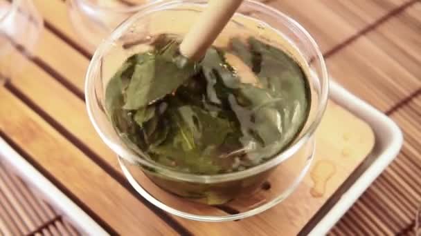 Té verde de cerca en un plato de vidrio transparente. ceremonia del té, fiesta del té — Vídeos de Stock