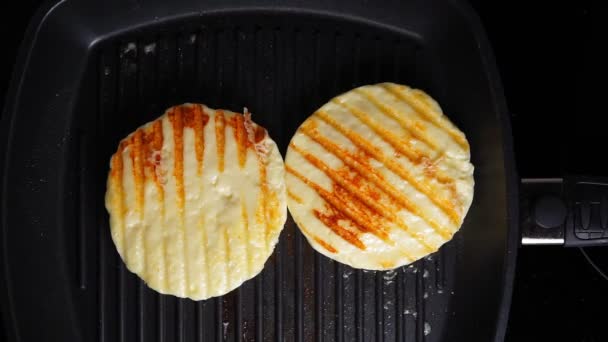 Grill Halloumi cheese in a frying pan. vertical video — Stock Video