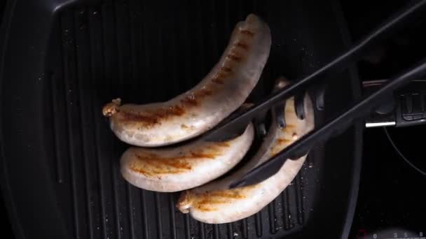 Embutidos caseros a la parrilla en una sartén de hierro. vista superior, plano — Vídeos de Stock