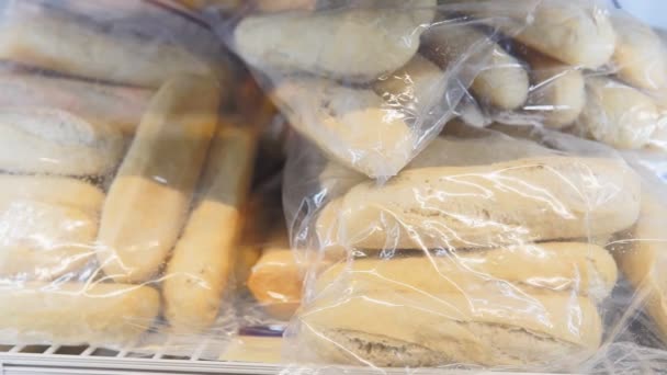 Pão congelado no frigorífico. Gama completa do congelador do pão congelado, ciabatta no fundo local do supermercado — Vídeo de Stock