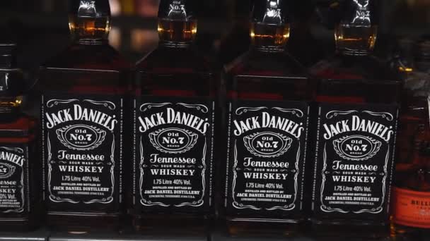Tyumen, Russia-July 12, 2020: Bottles of Jack Daniels 위스키가 슈퍼마켓에서 판매되고 있다. 알코올음료 판매 — 비디오