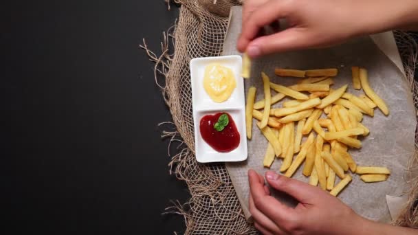 Patates kızartması sağlıksız yemek geçmişi, üst görünüm, siyah arka plan. Düz yat. Yemek ye. — Stok video