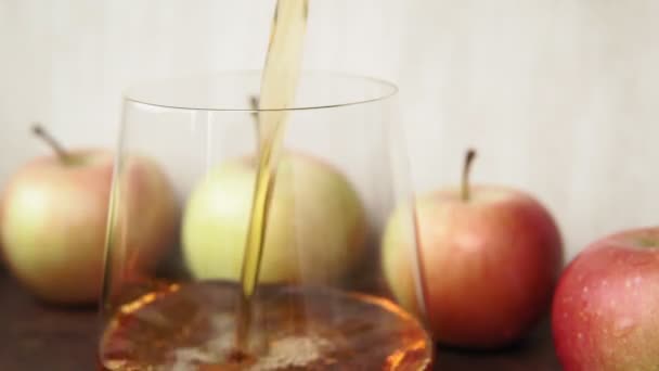Vierte jugo de manzana en un vaso Copa enfoque selectivo de cerca — Vídeos de Stock