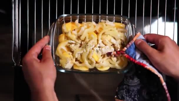 Soğan ve dolmalık biberli fırında patates. Fırında yemek pişirmek — Stok video
