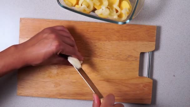 Hombres manos cortando cebollas en una tabla de madera vista superior. preparación de alimentos — Vídeos de Stock