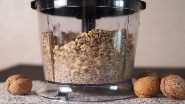 Walnuss im Mixer, Zubereitung von Walnussbutter. das Konzept einer gesunden Ernährung — Stockvideo
