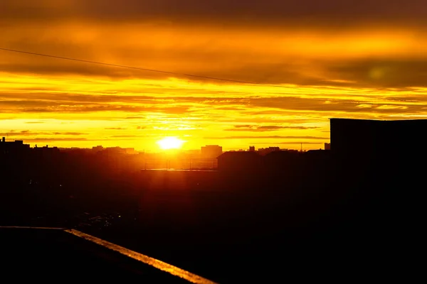 Oranje Zonsondergang Boven Stad Avond Heldere Lichten Van Hoogbouw Van — Stockfoto