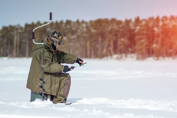 冬の釣り冬のスポーツ冬の湖での釣り — ストック写真