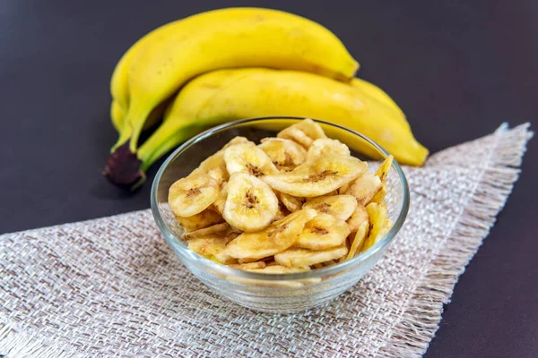 Kom Gedroogde Biologische Bananenchips Met Verse Bananen Achtergrond — Stockfoto