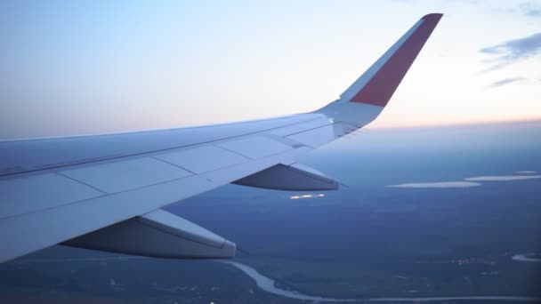 Крыло самолета в виде полета из окна. концепция путешествия — стоковое видео