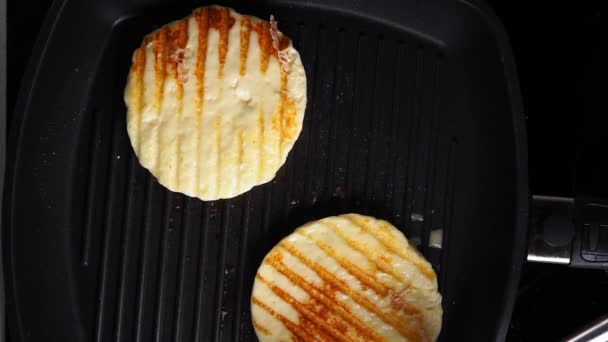 Halloumi kaas om te bakken in een grillpan. koken zelfgemaakt voedsel. — Stockvideo