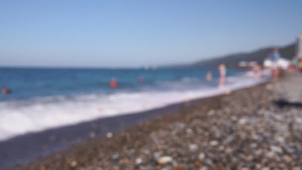 海滩上的海石海浪。模糊的背景。旅行的概念 — 图库视频影像