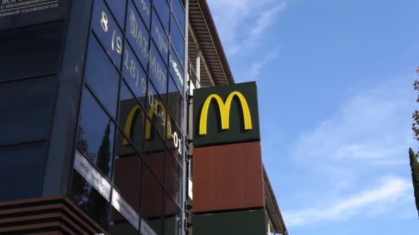 Soči Lazarevskoye, Rusko-září 13, 2020: Logem společnosti je McDonalds. Fast food restaurant — Stock video