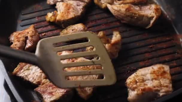 Trozo de cerdo frito en una sartén caliente cocinando carne caliente, cocinando delicioso, primer plano — Vídeo de stock