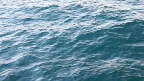 Fale morskie. tło tekstury wody na otwartym morzu — Wideo stockowe