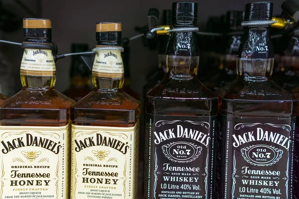 Tyumen Rusya Ağustos 2020 Süpermarkette Satışta Jack Daniels Viskisi Şişeleri — Stok fotoğraf