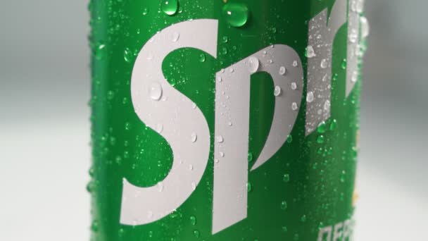 Tyumen, Oroszország2020. augusztus 15: Can of Sprite logó close-up with water drops. friss íz, pezsgő citrom és lime ízű ital. — Stock videók