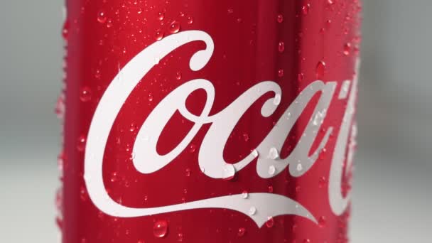 Tyumen, Russia-15 agosto 2020: logo Coca-Cola Can con gocce d'acqua in primo piano. — Video Stock