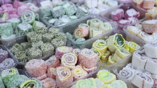 Турецкая прелесть, турецкая прелесть, разнообразные восточные сладости. продажа на рынке — стоковое видео