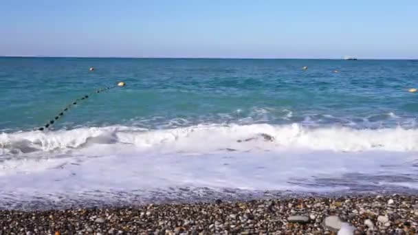 L'eau de mer avec de petites vagues. Plage rocheuse avec eau de mer. vidéo statique — Video