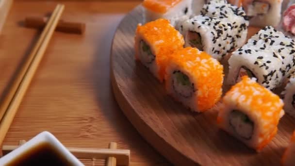 Sushi-Rollen japanische Küche aus nächster Nähe. Selektiver Fokus — Stockvideo
