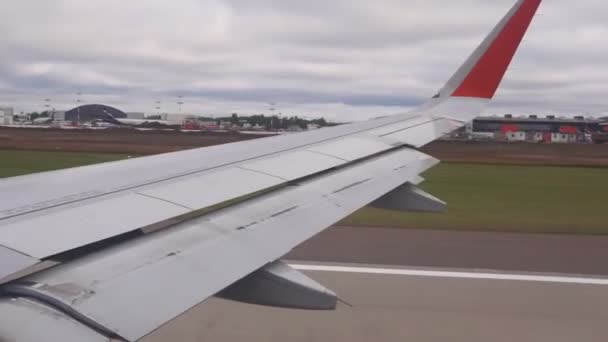Passagerarplanet flög över startbanan från flygplatsen — Stockvideo