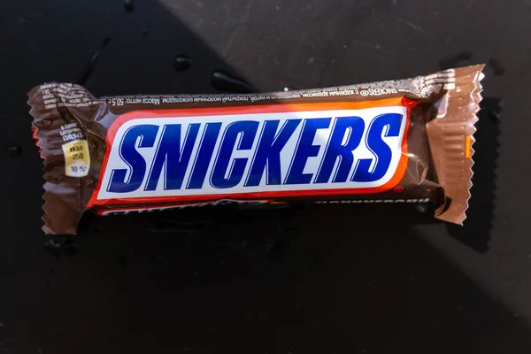 俄罗斯蒂门 2020年6月11日 Snickers巧克力条 斯尼克斯巧克力是美国玛氏公司生产的一种名牌巧克力棒 — 图库照片