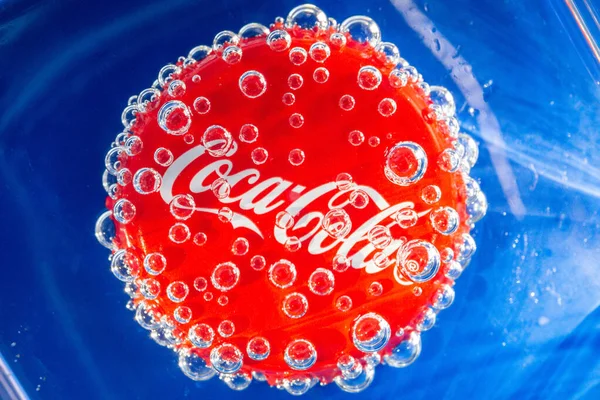 Tyumen Russia Agosto 2020 Logo Coca Cola Can Con Gocce — Foto Stock