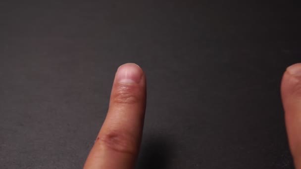 Palce młodego człowieka na czarnym tle. palec wskazujący po operacji, brak części palców — Wideo stockowe